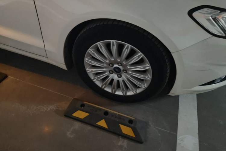 Used Ford Mondeo 2013 2.0L GTDi 200 Luxury Model Right Front Wheel Hub