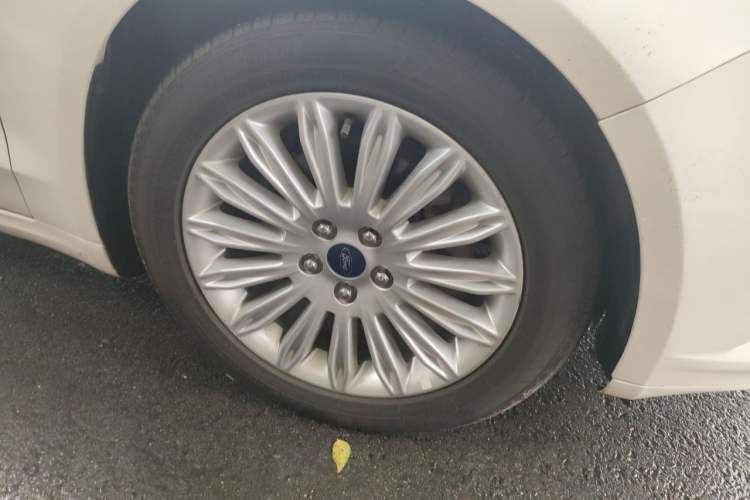 Used Ford Mondeo 2013 2.0L GTDi 200 Luxury Model Right Front Wheel Hub
