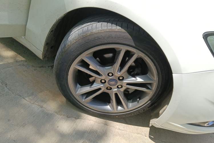 Used Ford Mondeo 2013 2.0L GTDi240 Luxury Sport Model Right Front Wheel Hub