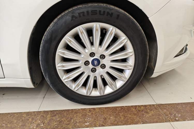 Used Ford Mondeo 2013 2.0L GTDi 200 Fashion Edition Right Front Wheel Hub