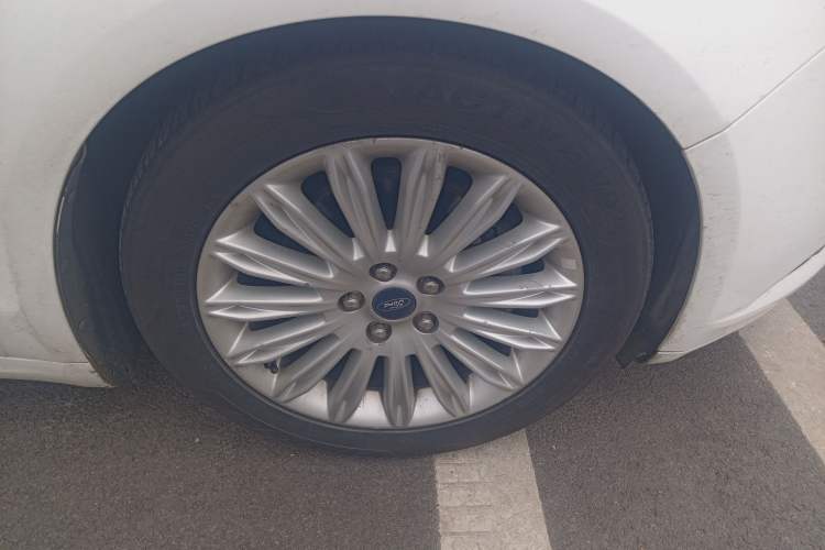 Used Ford Mondeo 2013 2.0L GTDi 200 Luxury Model Right Front Wheel Hub