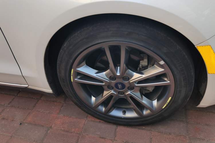 Used Ford Mondeo 2013 2.0L GTDi240 Luxury Sport Model Right Front Wheel Hub
