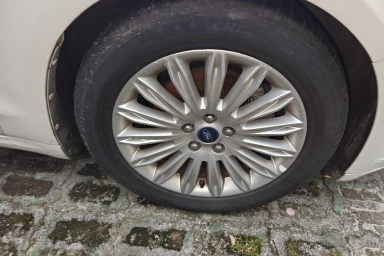 Used Ford Mondeo 2013 2.0L GTDi 200 Luxury Model Right Front Wheel Hub