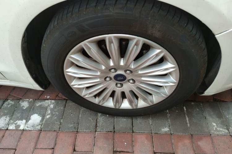 Used Ford Mondeo 2013 2.0L GTDi 200 Fashion Edition Right Front Wheel Hub