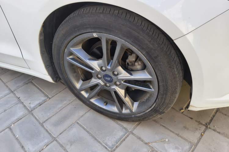 Used Ford Mondeo 2013 2.0L GTDi240 Luxury Sport Model Right Front Wheel Hub