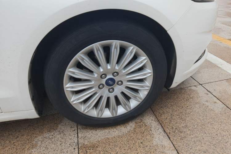 Used Ford Mondeo 2013 2.0L GTDi 200 Luxury Model Right Front Wheel Hub