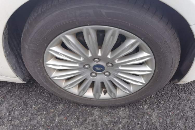 Used Ford Mondeo 2013 2.0L GTDi 200 Luxury Model Right Front Wheel Hub