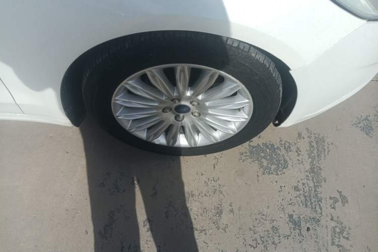 Used Ford Mondeo 2013 2.0L GTDi 200 Fashion Edition Right Front Wheel Hub