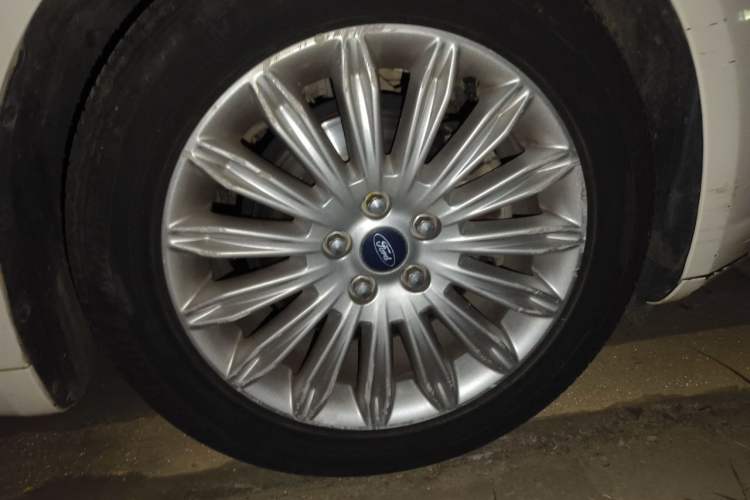 Used Ford Mondeo 2013 2.0L GTDi 200 Fashion Edition Right Front Wheel Hub