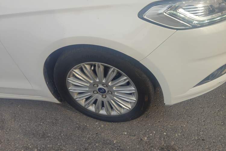 Used Ford Mondeo 2013 2.0L GTDi 200 Luxury Model Right Front Wheel Hub