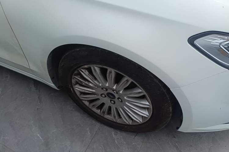 Used Ford Mondeo 2013 2.0L GTDi 200 Luxury Model Right Front Wheel Hub