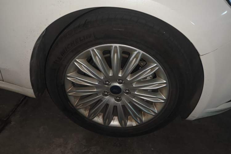 Used Ford Mondeo 2013 2.0L GTDi 200 Luxury Model Right Front Wheel Hub