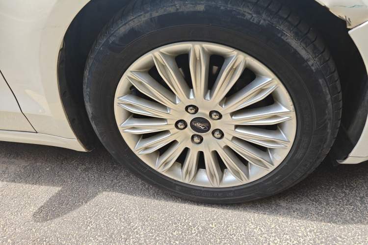Used Ford Mondeo 2013 2.0L GTDi 200 Fashion Edition Right Front Wheel Hub