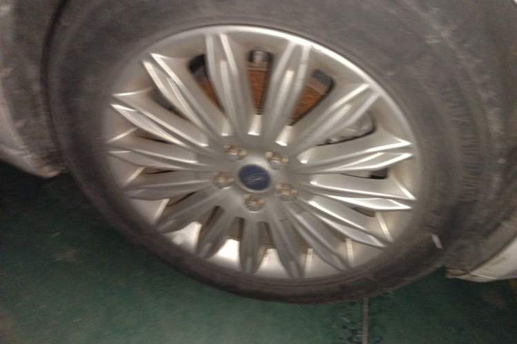 Used Ford Mondeo 2013 2.0L GTDi 200 Luxury Model Right Front Wheel Hub