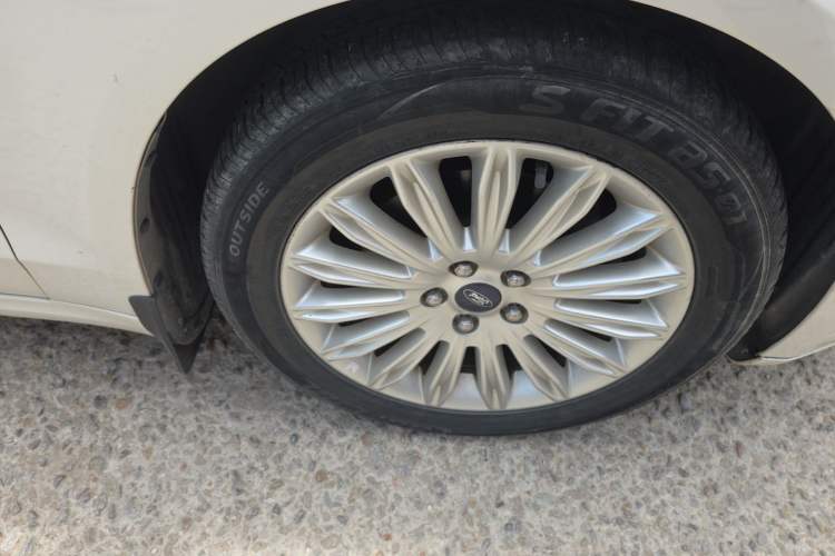 Used Ford Mondeo 2013 2.0L GTDi 200 Fashion Edition Right Front Wheel Hub