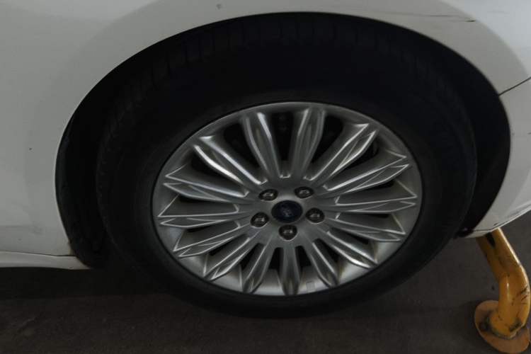 Used Ford Mondeo 2013 2.0L GTDi 200 Luxury Model Right Front Wheel Hub