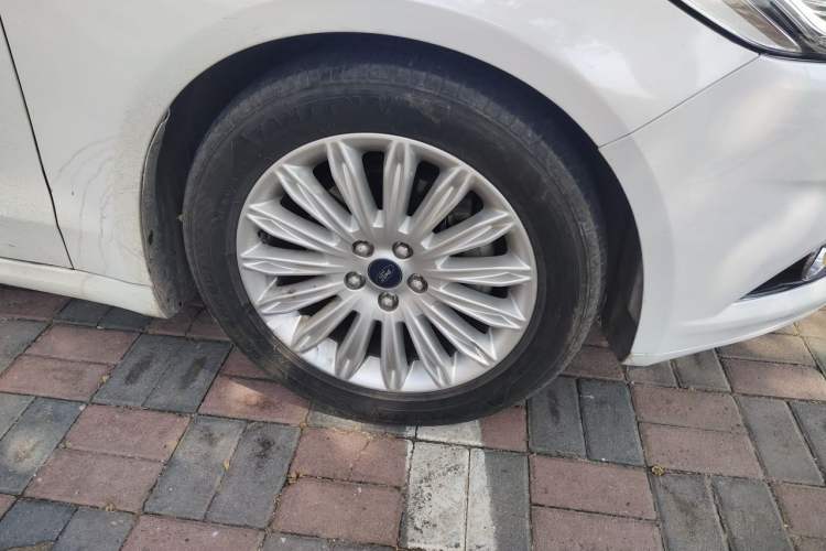 Used Ford Mondeo 2013 2.0L GTDi 200 Luxury Model Right Front Wheel Hub