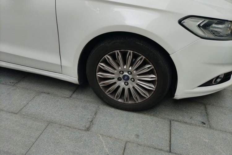 Used Ford Mondeo 2013 2.0L GTDi 200 Luxury Model Right Front Wheel Hub