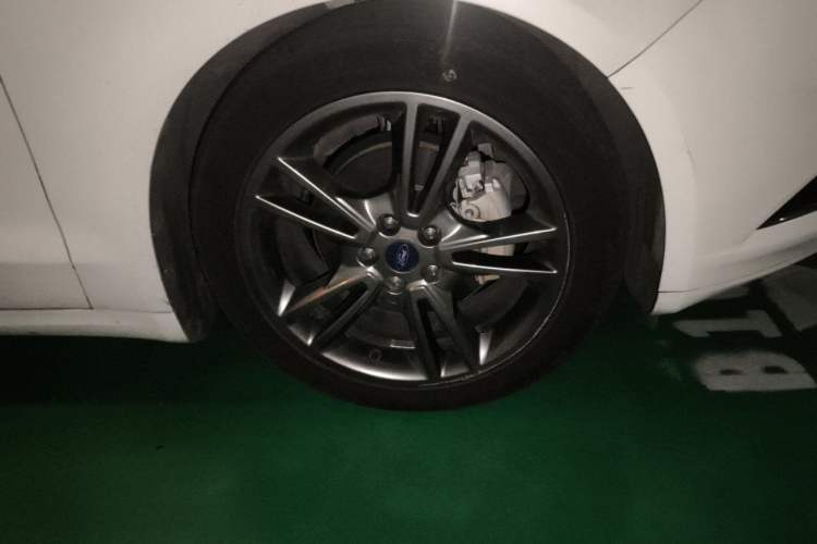 Used Ford Mondeo 2013 2.0L GTDi240 Luxury Sport Model Right Front Wheel Hub