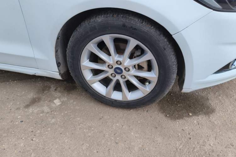 Used Ford Mondeo 2013 2.0L GTDi 200 Fashion Edition Right Front Wheel Hub