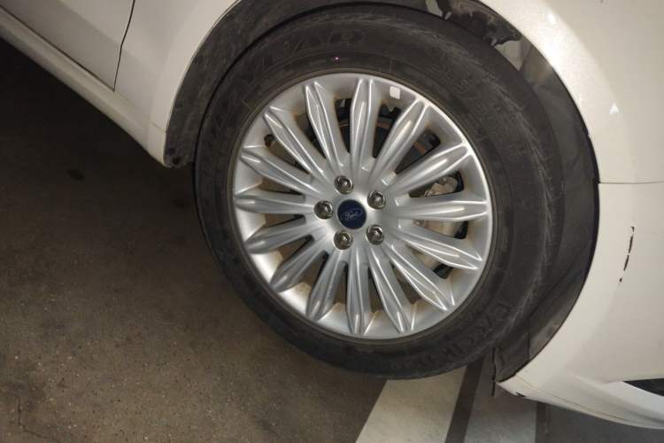 Used Ford Mondeo 2013 2.0L GTDi 200 Fashion Edition Right Front Wheel Hub