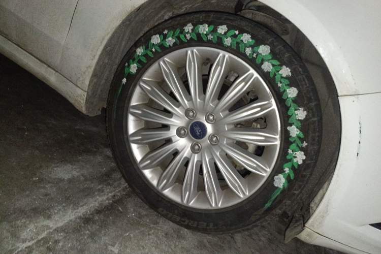 Used Ford Mondeo 2013 2.0L GTDi 200 Fashion Edition Right Front Wheel Hub