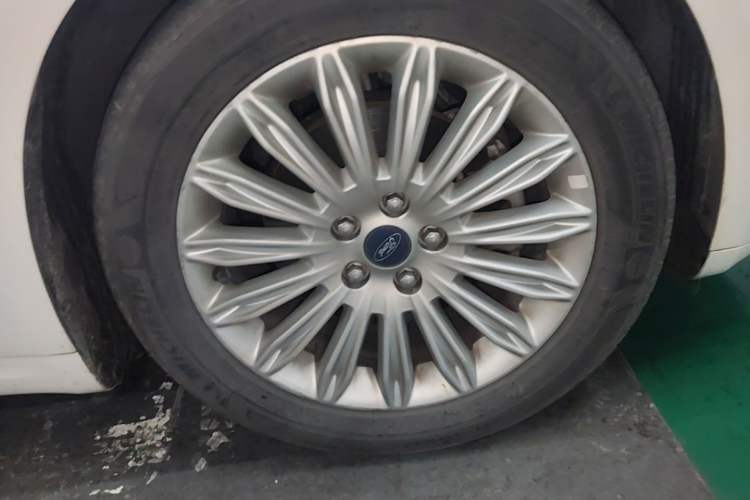 Used Ford Mondeo 2013 2.0L GTDi 200 Fashion Edition Right Front Wheel Hub