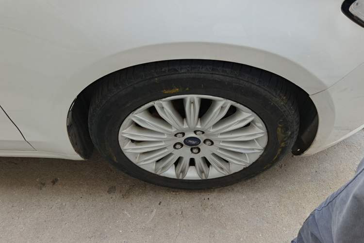Used Ford Mondeo 2013 2.0L GTDi 200 Fashion Edition Right Front Wheel Hub