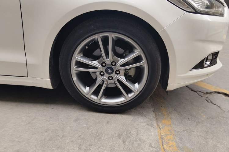 Used Ford Mondeo 2013 2.0L GTDi240 Luxury Sport Model Right Front Wheel Hub