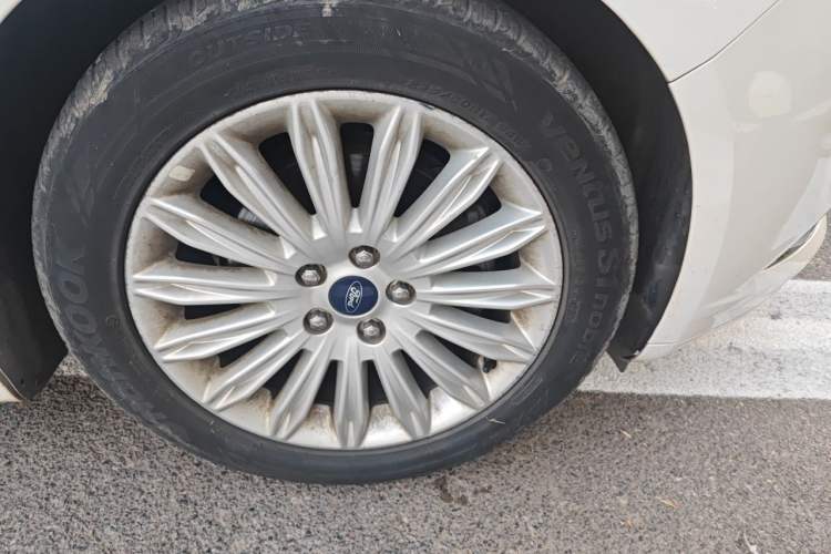 Used Ford Mondeo 2013 2.0L GTDi 200 Fashion Edition Right Front Wheel Hub