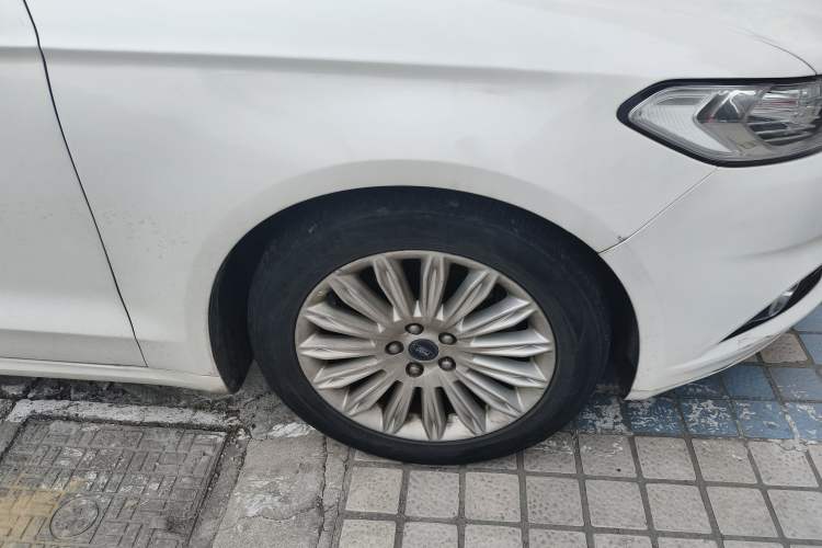 Used Ford Mondeo 2013 2.0L GTDi 200 Fashion Edition Right Front Wheel Hub