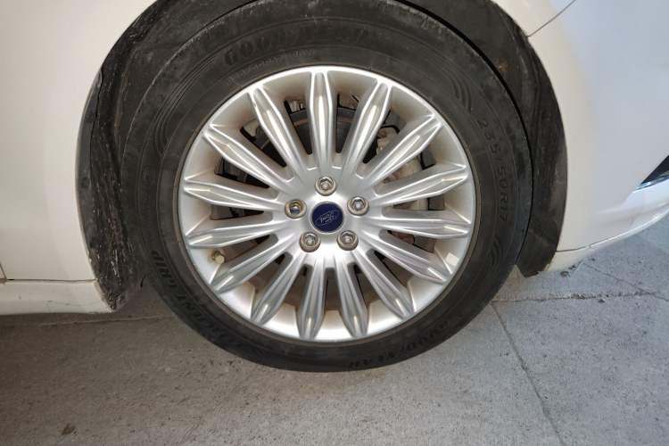Used Ford Mondeo 2013 2.0L GTDi 200 Luxury Model Right Front Wheel Hub