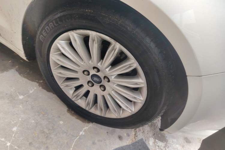 Used Ford Mondeo 2013 2.0L GTDi 200 Fashion Edition Right Front Wheel Hub