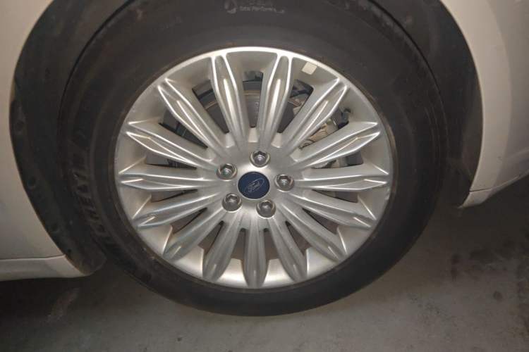 Used Ford Mondeo 2013 2.0L GTDi 200 Fashion Edition Right Front Wheel Hub
