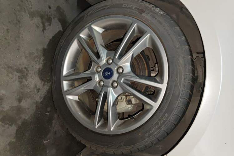 Used Ford Mondeo 2013 2.0L GTDi240 Luxury Sport Model Right Front Wheel Hub