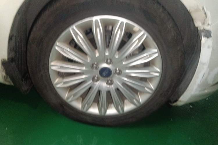Used Ford Mondeo 2013 2.0L GTDi 200 Luxury Model Right Front Wheel Hub