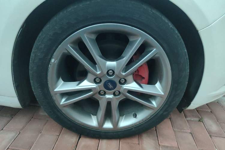 Used Ford Mondeo 2013 2.0L GTDi240 Luxury Sport Model Right Front Wheel Hub