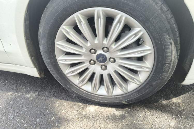 Used Ford Mondeo 2013 2.0L GTDi 200 Luxury Model Right Front Wheel Hub