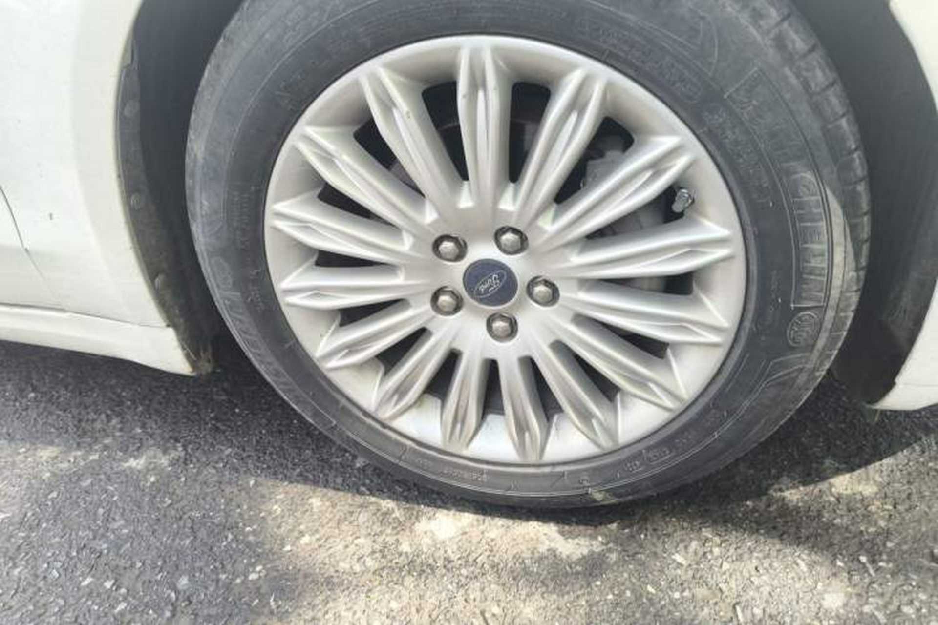 Used Ford Mondeo 2013 2.0L GTDi 200 Luxury Model Right Front Wheel Hub