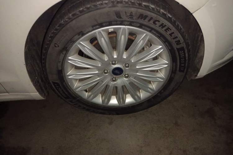Used Ford Mondeo 2013 2.0L GTDi 200 Fashion Edition Right Front Wheel Hub