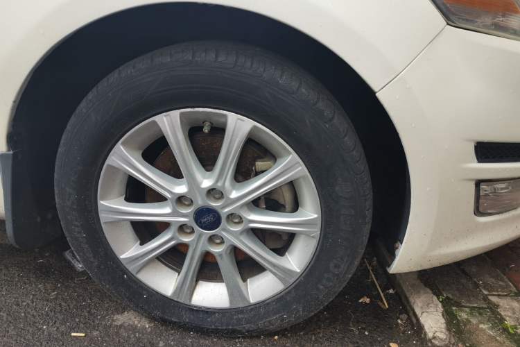Used Ford Mondeo 2013 2.3L Fashion Edition Right Front Wheel Hub