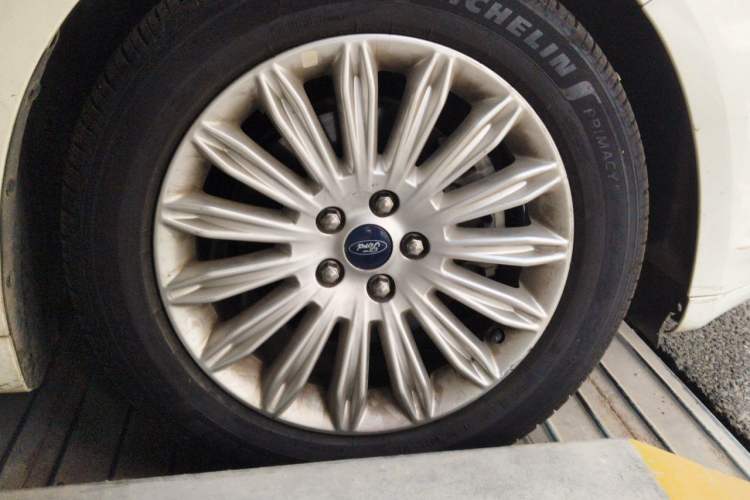 Used Ford Mondeo 2013 2.0L GTDi 200 Luxury Model Right Front Wheel Hub