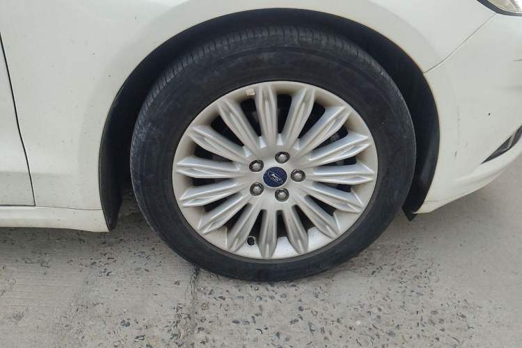 Used Ford Mondeo 2013 2.0L GTDi 200 Fashion Edition Right Front Wheel Hub