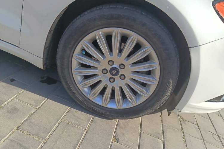 Used Ford Mondeo 2013 2.0L GTDi 200 Luxury Model Right Front Wheel Hub