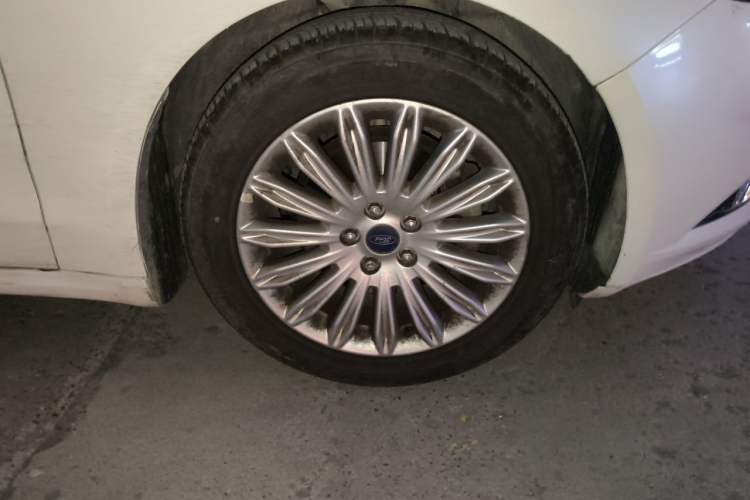 Used Ford Mondeo 2013 2.0L GTDi 200 Fashion Edition Right Front Wheel Hub