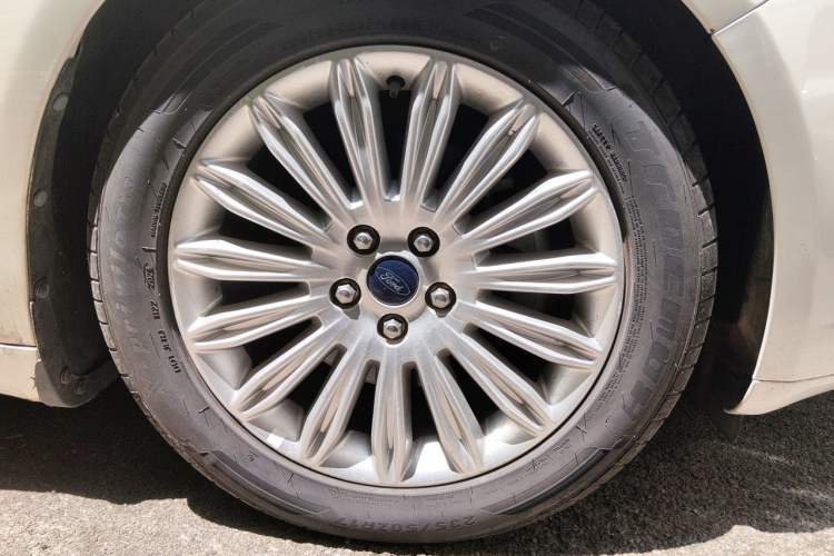 Used Ford Mondeo 2013 2.0L GTDi 200 Luxury Model Right Front Wheel Hub
