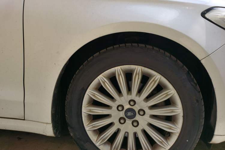 Used Ford Mondeo 2013 2.0L GTDi 200 Fashion Edition Right Front Wheel Hub