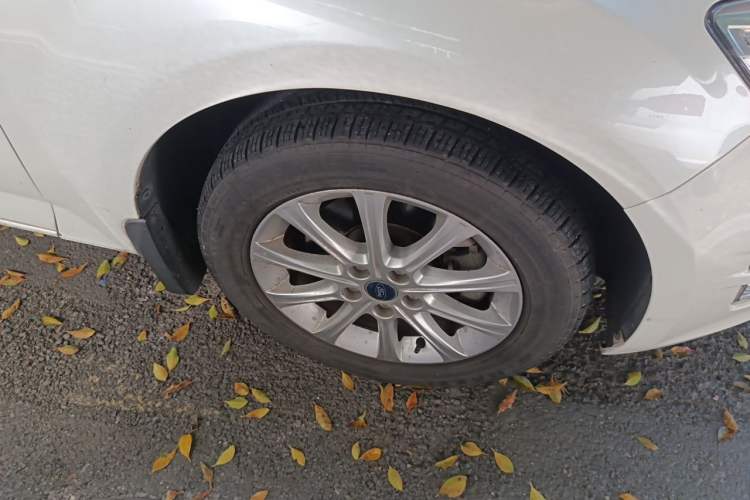 Used Ford Mondeo 2013 2.3L Fashion Edition Right Front Wheel Hub