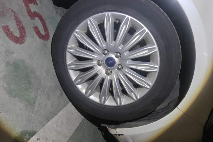 Used Ford Mondeo 2013 2.0L GTDi 200 Luxury Model Right Front Wheel Hub