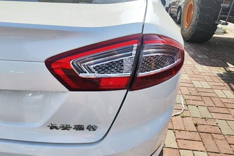 Used Ford Mondeo 2013 2.3L Fashion Edition Right Rear Taillight